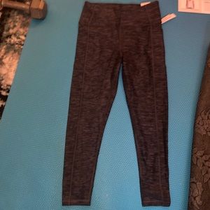 Victoria Secret Incredible Essential Leggings size 8 with pockets 7/8 length